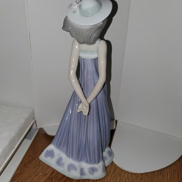 Lladro Susan #05644 - Picture 3 of 11